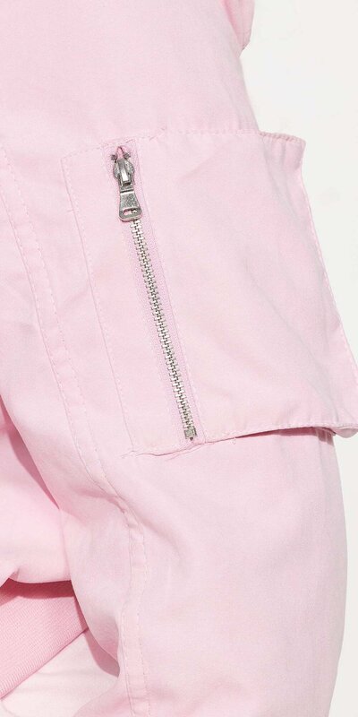 Svetloružová semišová bomber bunda so stojačikom a vreckami