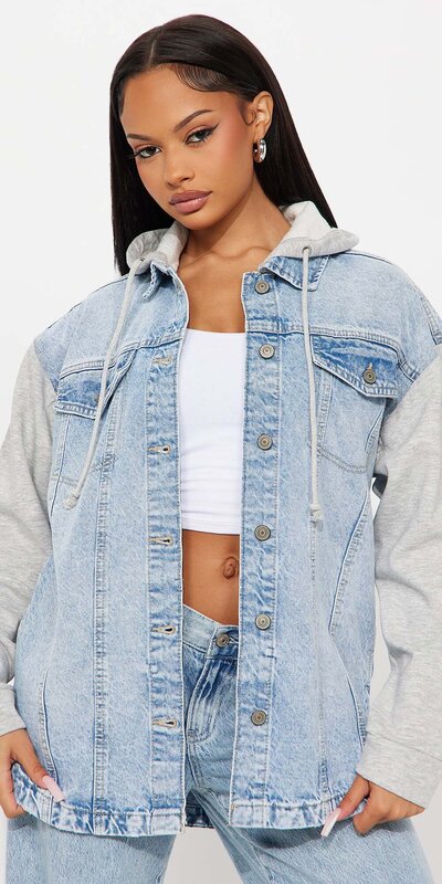 Svetlomodrá džínsová bunda s kapucňou a flísovými rukávmi