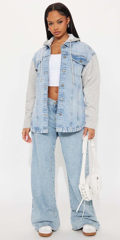 Svetlomodrá džínsová bunda s kapucňou a flísovými rukávmi