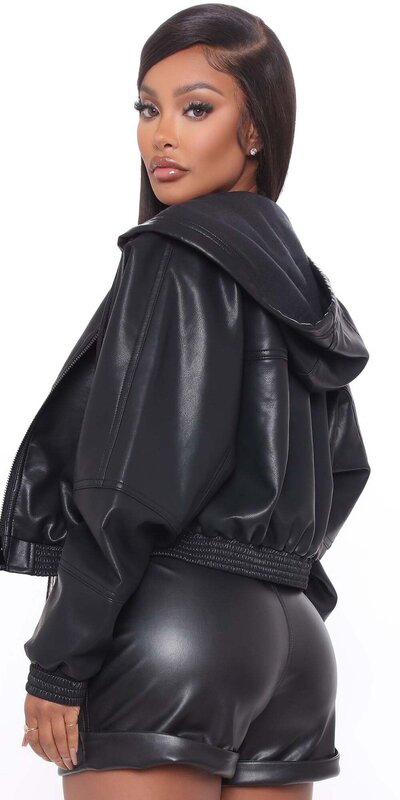 Čierna kožená bunda s kapucňou a voľným strihom