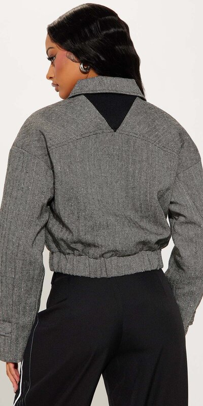 Čierna vlnená bunda s chevron vzorom