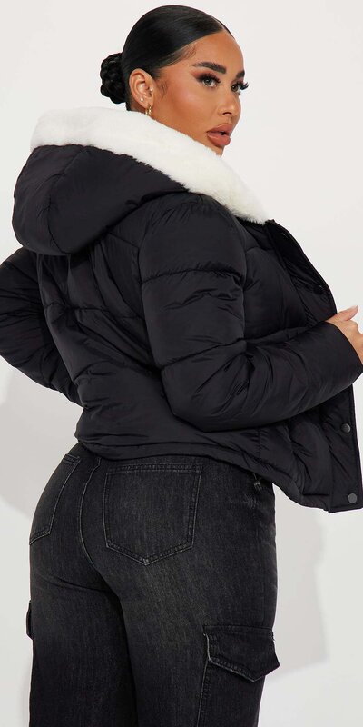 Čierna bomber bunda s bielou kožušinou vo vnútri