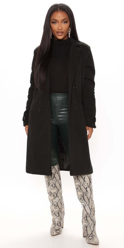 Čierny elegantný kabát s dvojradovým zapínaním