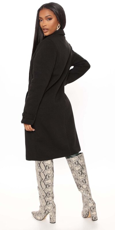 Čierny elegantný kabát s dvojradovým zapínaním