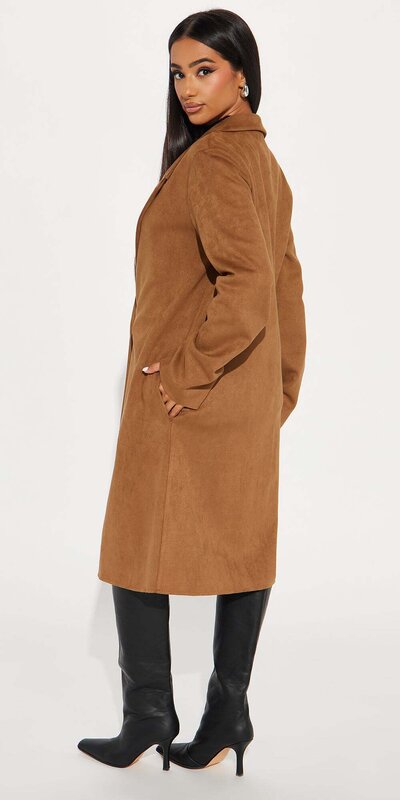 Hnedý semišový trenčkot s opaskom