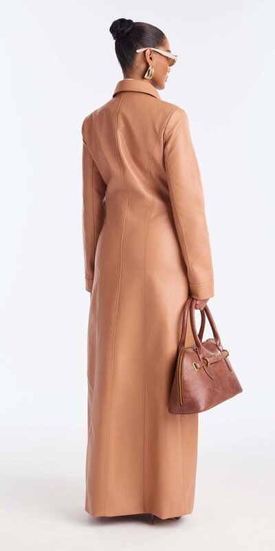 Hnedý kožený trenčkot s fazónovým golierom