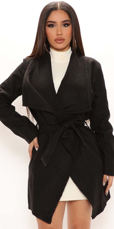 Čierny kabát s veľkými klopami a opaskom