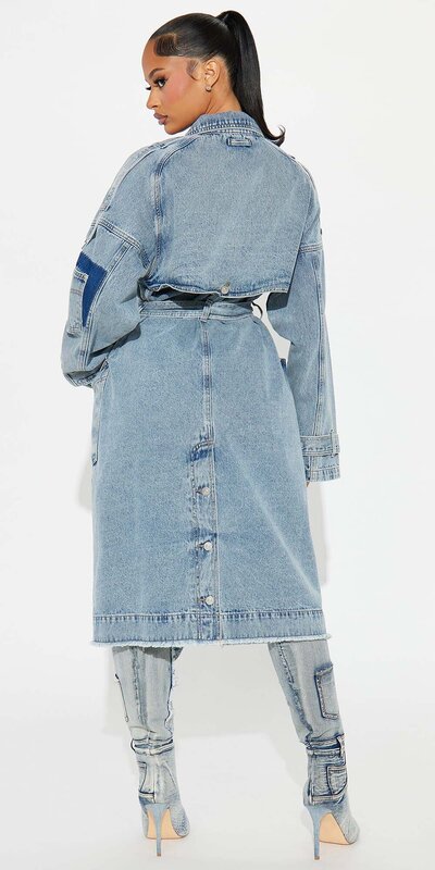 Svetlomodrý džínsový trenčkot s opaskom