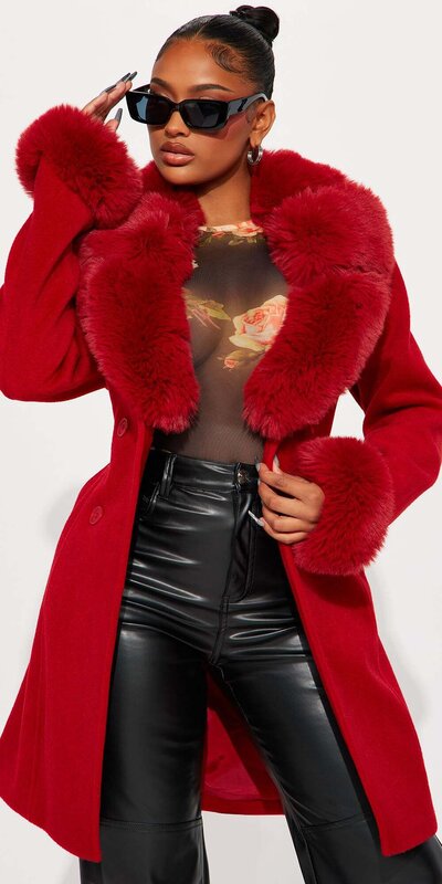 Červený kabát s kožušinovým golierom a dvojradovým zapínaním