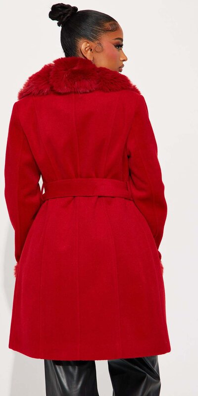 Červený kabát s kožušinovým golierom a dvojradovým zapínaním