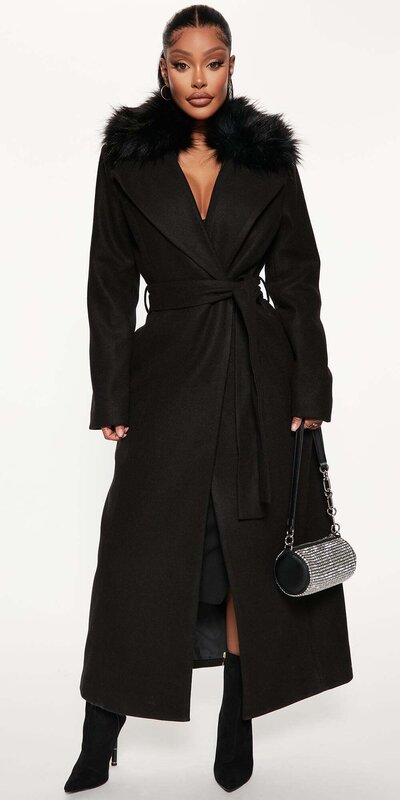 Čierny trenčkot s kožušinovým golierom a opaskom