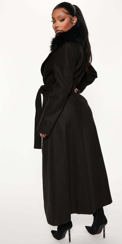 Čierny trenčkot s kožušinovým golierom a opaskom