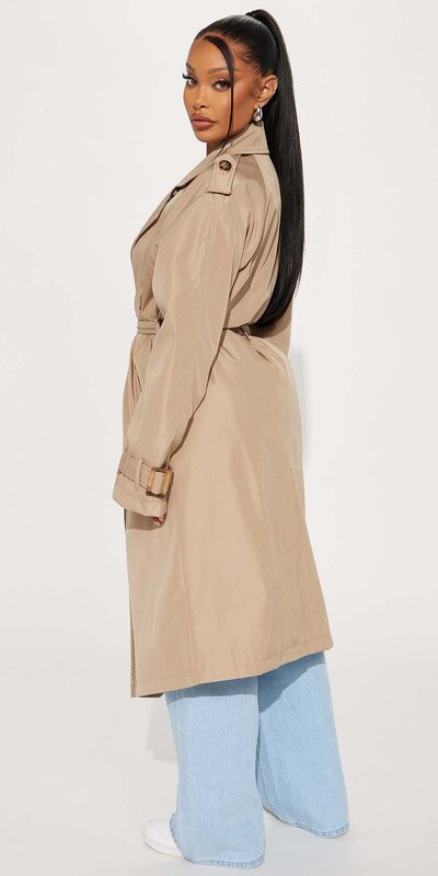 Béžový trenčkot s opaskom a klopovým golierom
