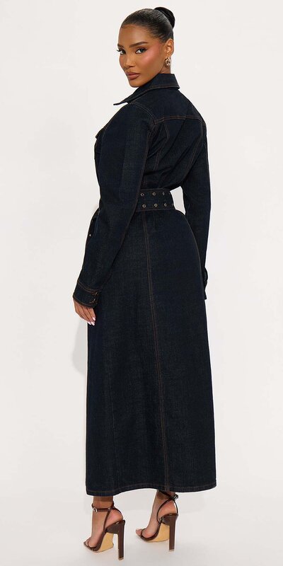 Džínsový trenčkot v tmavom odtieni s opaskom