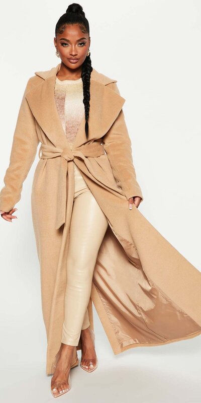 Dlhý béžový kabát s rozparkom a opaskom