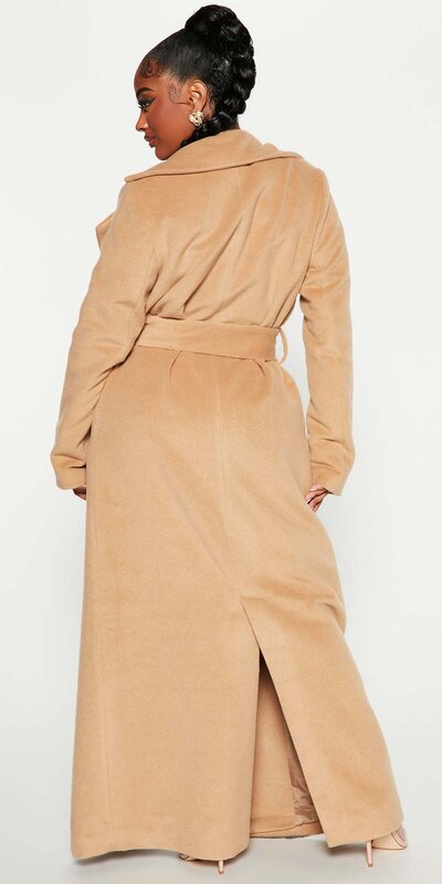 Dlhý béžový kabát s rozparkom a opaskom