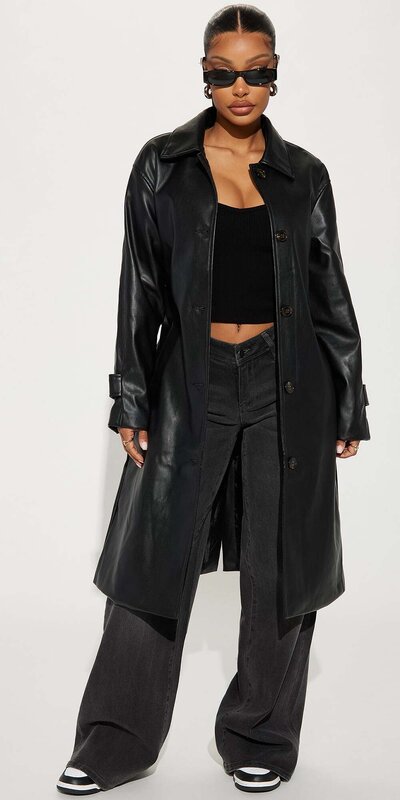 Čierny trenčkot z umelej kože s opaskom