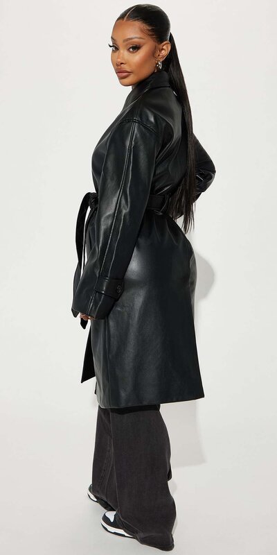 Čierny trenčkot z umelej kože s opaskom