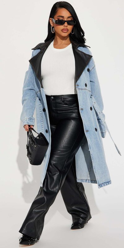 Svetlý džínsový trenčkot s koženými aplikáciami