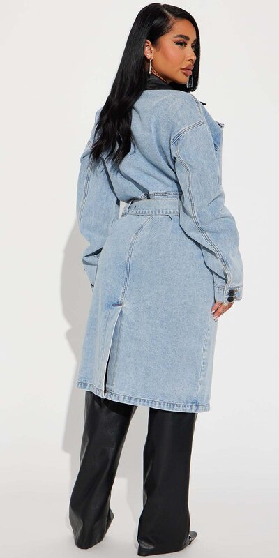 Svetlý džínsový trenčkot s koženými aplikáciami