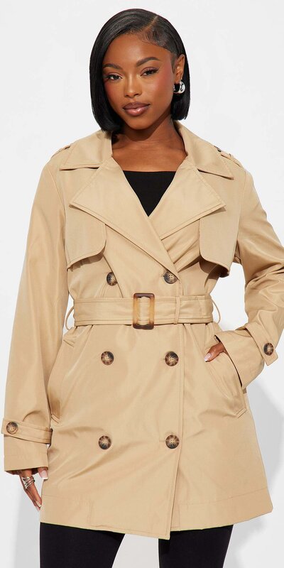 Béžový trenčkot s opaskom a dvojradovým zapínaním