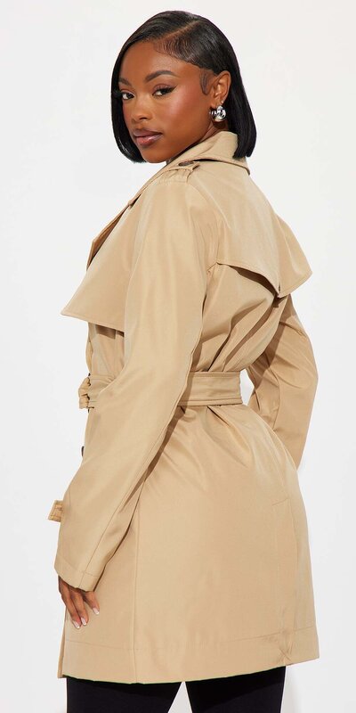 Béžový trenčkot s opaskom a dvojradovým zapínaním