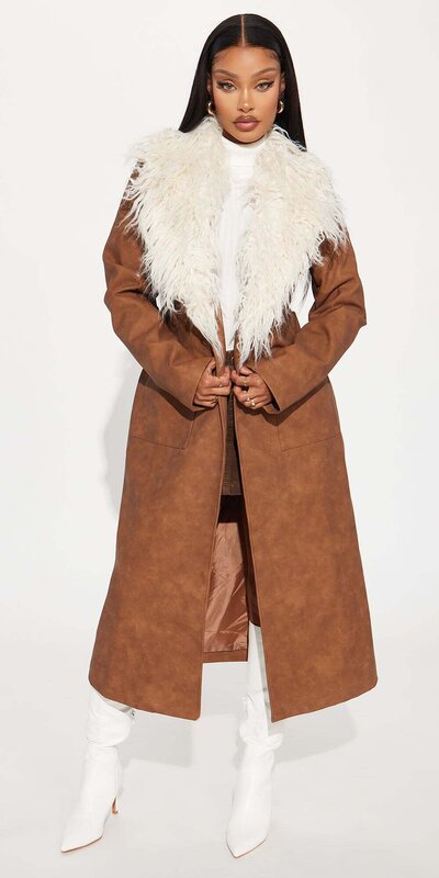 Hnedý trenčkot z umelej kože s brúseným efektom a kožušinovým lemom