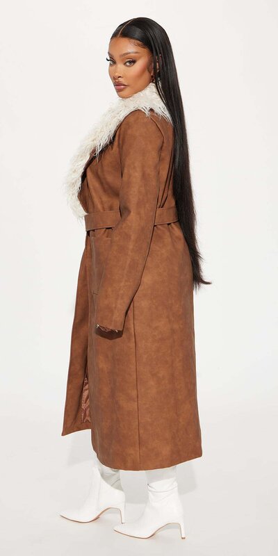 Hnedý trenčkot z umelej kože s brúseným efektom a kožušinovým lemom