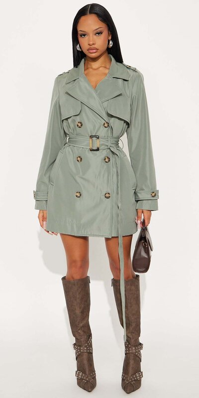 Zelený trenčkot s opaskom a dvojradovým zapínaním