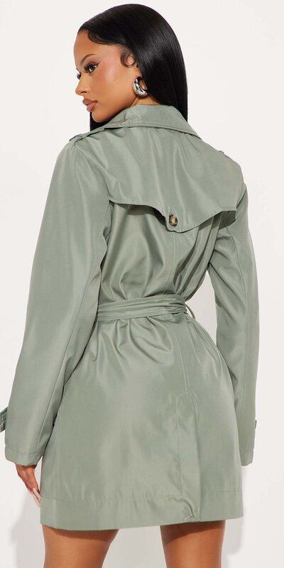 Zelený trenčkot s opaskom a dvojradovým zapínaním