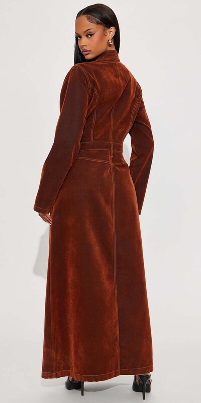 Hnedý džínsový trenčkot so zamatovým vzorom