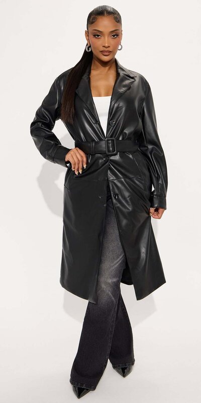 Čierny trenčkot z umelej kože s jemným leskom