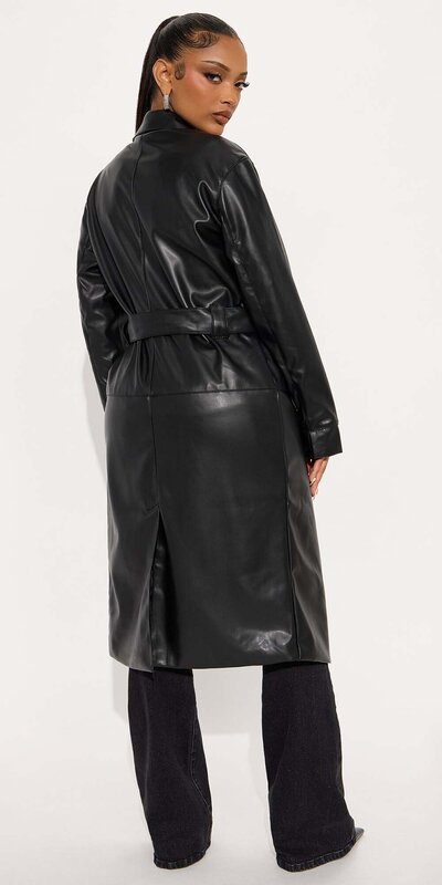 Čierny trenčkot z umelej kože s jemným leskom