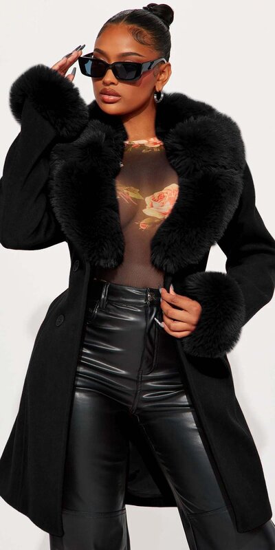 Čierny kabát s dvojradovým zapínaním a kožušinovým golierom