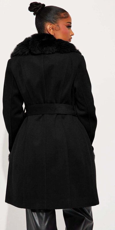 Čierny kabát s dvojradovým zapínaním a kožušinovým golierom