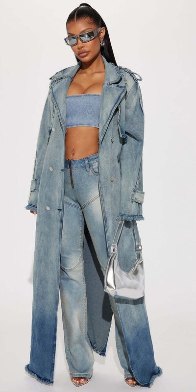 Svetlý džínsový kabát s opaskom a vreckami vzadu