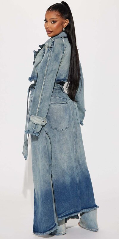 Svetlý džínsový kabát s opaskom a vreckami vzadu