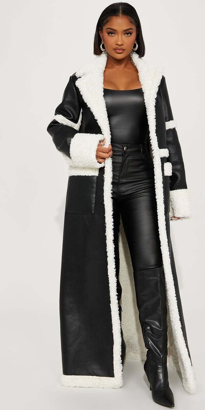 Čierny trenčkot z umelej kože s kožušinovým golierom