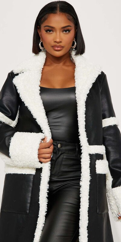 Čierny trenčkot z umelej kože s kožušinovým golierom