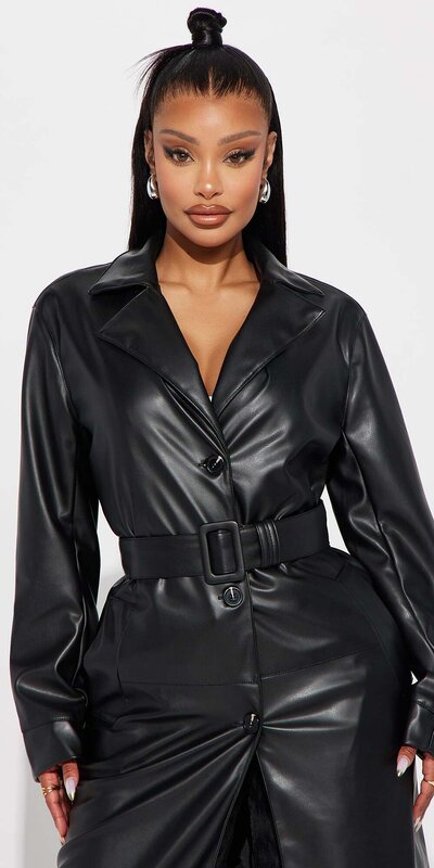 Čierny trenčkot z umelej kože s gombíkovým zapínaním