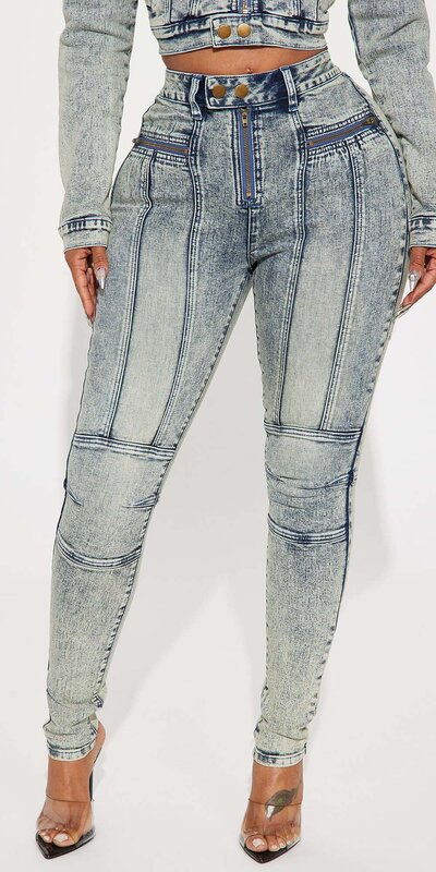 Skinny džínsy s moto detailmi vo vintage úprave