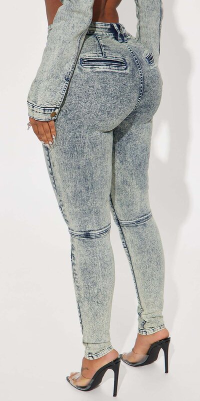 Skinny džínsy s moto detailmi vo vintage úprave