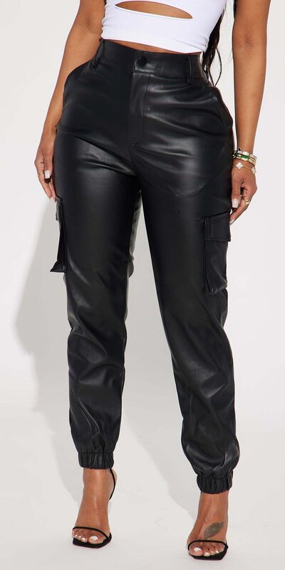 Čierne cargo jogger nohavice z umelej kože