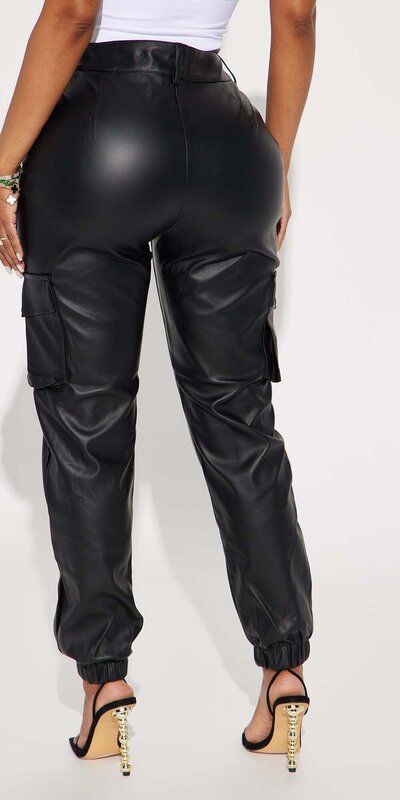 Čierne cargo jogger nohavice z umelej kože