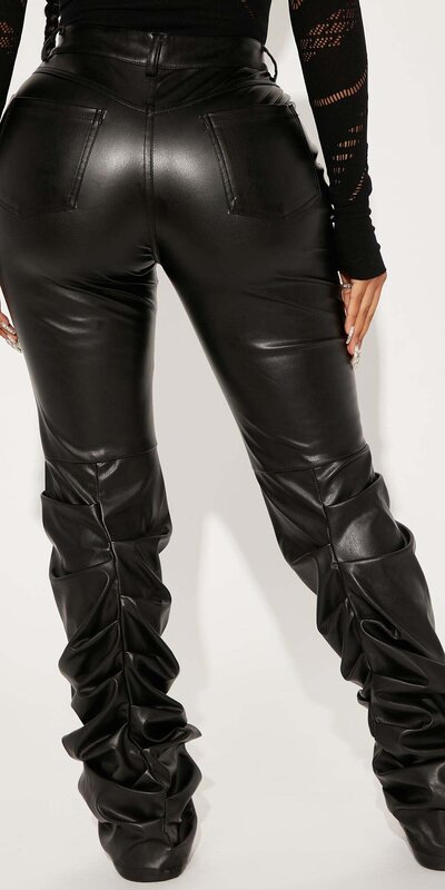 Čierne koženkové nohavice s vysokým pásom a riaseným wide leg strihom