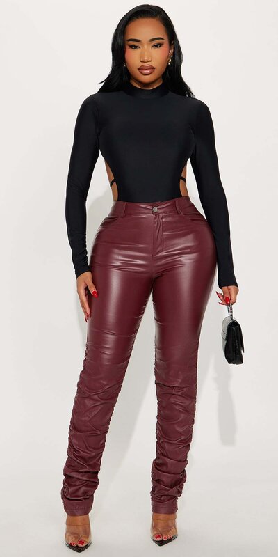 Bordové koženkové skinny nohavice s riaseným efektom