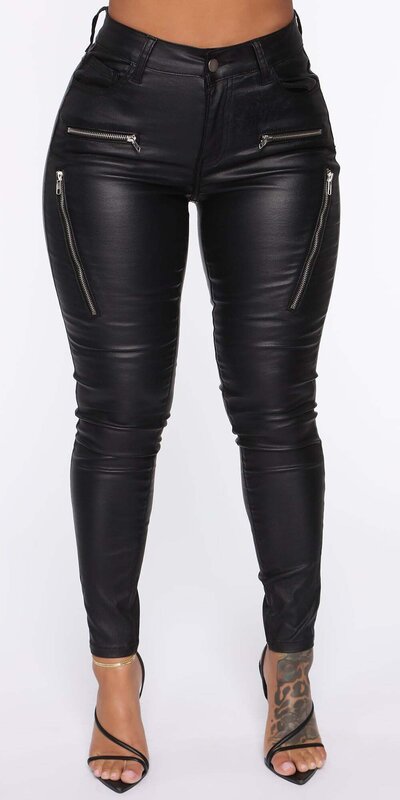 Čierne skinny nohavice s koženkovým povrchom a zipsovými detailmi