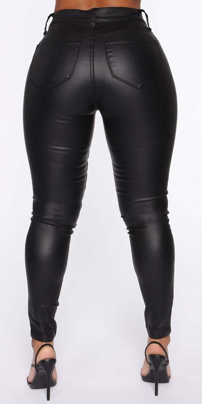 Čierne skinny nohavice s koženkovým povrchom a zipsovými detailmi
