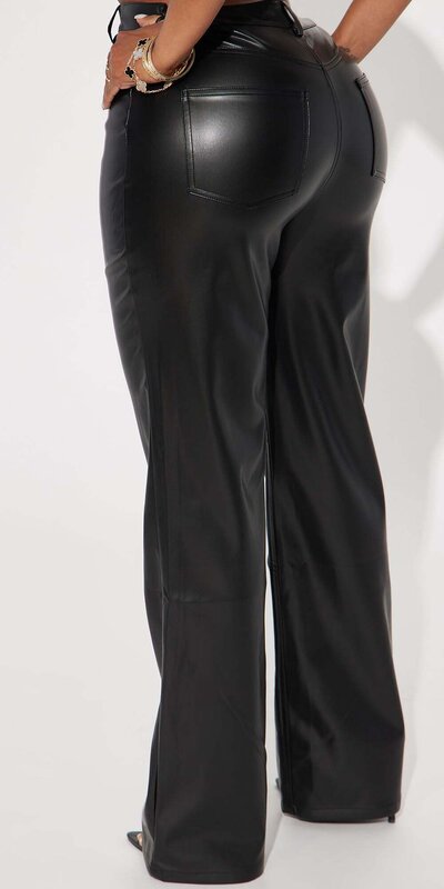 Čierne koženkové nohavice s vysokým pásom a širokým strihom