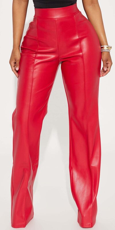 Červené koženkové elegantné nohavice s vysokým pásom a pukmi